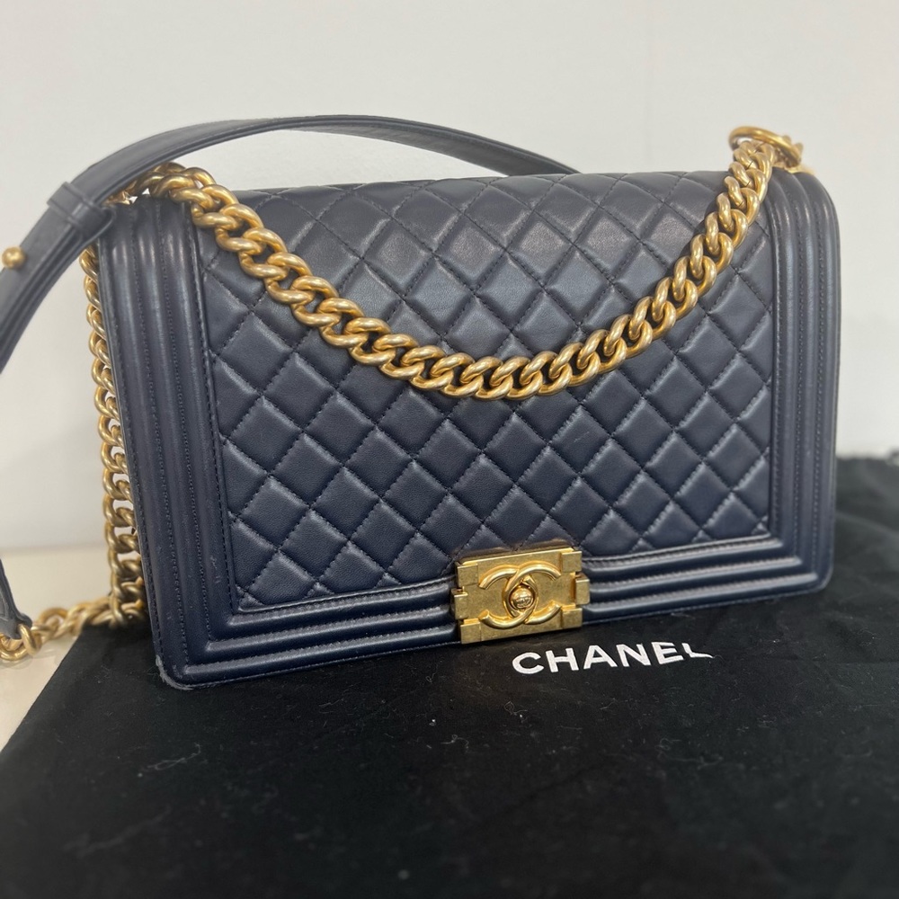 CHANEL Le Boy Medium